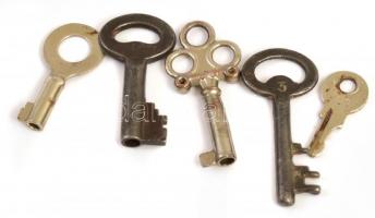 5 db különböző kis méretű fém kulcs, néhányon rozsdafoltokkal, h: 2,5 cm - 4 cm
