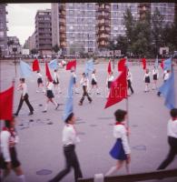 1972. május, úttörő ünnepség, avatás, színes fotónegatívok, negatívtartó tasakban