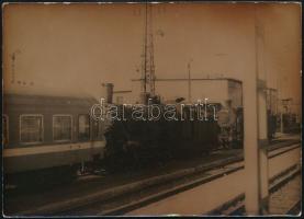 cca 1960-1970 Linzbauer Tamás: Régi mozdonyok vasútállomáson, pecséttel jelzett fotó, 10,5×14,5 cm