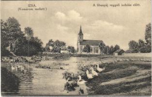 Izsa, Iza (Komárom, Komárnó); libanyáj reggeli indulás előtt, templom / flock of geese, church