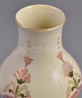 Zsolnay porcelán váza virág mintával. Kézzel festett, jelzett, hibátlan. m: 18,5 cm