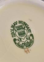 Zsolnay porcelán váza virág mintával. Kézzel festett, jelzett, hibátlan. m: 18,5 cm