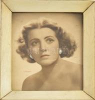 cca 1930-1940 Női portré, színezett fotó, üvegezett keretben, 8×7 cm
