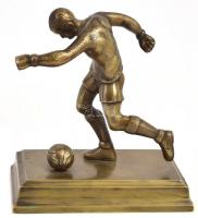 Magyar focista szobra. Bronz, jelzés nélkül, bronz talapzaton. m: 16 cm