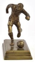 Magyar focista szobra. Bronz, jelzés nélkül, bronz talapzaton. m: 16 cm