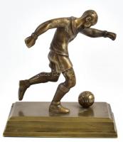 Magyar focista szobra. Bronz, jelzés nélkül, bronz talapzaton. m: 16 cm