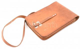 cca 1950 Katonai térképtartó bőr táska szíjjal, kisebb kopásokkal, 30x22 cm