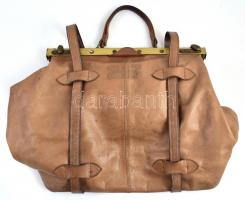 Nagy méretű régi bőr táska, réz csatokkal. Jó állapotban 50 cm