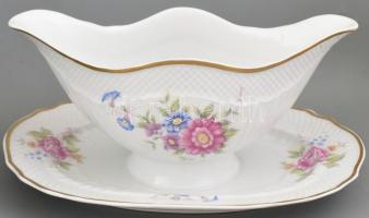 Hollóházi porcelán étkészlet. Kézzel festett, jelzett, néhány apró lepattanással, egy tányéron reped...