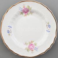 Hollóházi porcelán étkészlet. Kézzel festett, jelzett, néhány apró lepattanással, egy tányéron reped...