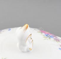 Hollóházi porcelán étkészlet. Kézzel festett, jelzett, néhány apró lepattanással, egy tányéron reped...