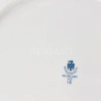 Hollóházi porcelán étkészlet. Kézzel festett, jelzett, néhány apró lepattanással, egy tányéron reped...