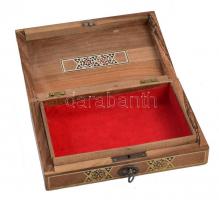 Intarziás, gyöngyház berakásos fa ékszertartó doboz, kulccsal, működő zárral, apró sérülésekkel, kop...