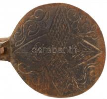 Régi fém vas ostyasütő, díszes belső ostyalapokkal, jelzett, rozsdás, h: 82 cm, d: 16 cm