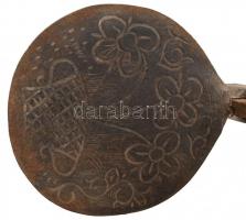 Régi fém vas ostyasütő, díszes belső ostyalapokkal, jelzett, rozsdás, h: 82 cm, d: 16 cm