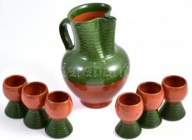 Zöld boros kancsó és pohár készlet 6 pohárral. Mázas kerámia, jelzés nélkül, kis kopásokkal m: 22 cm