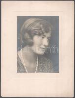 cca 1930-40 össz. 4 db női portréfotó, egyik D'Else budapesti fényképész címkéjével jelzett egy...