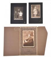 cca 1900-1920 3 db műtermi portré ohioi (Egyesült Államok) műtermekből: Goddard, Lorain; Krumhar, Cleveland; Pearl Ave., Lorain; mindegyik vintage fotó kartonon, utóbbi kihajtható, sérült paszpartuban, 14x9,5 és 16x11 cm közötti méretben