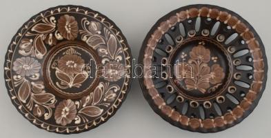 2 db hódmezővásárhelyi virágmintás dísztál. Mázas kerámia, kézzel festett, jelzett (HMV 8), apró kop...