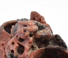 Sárkányos kínai zsírkő faragvány, kis sérülésekkel, karcolásokkal, 18×14 cm