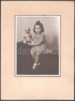 1943 Kislány babával, kézzel színezett fotó, ceruzával jelzett (Guelmins?) és datált vintage fotóü kartonon, 23x17,5 cm