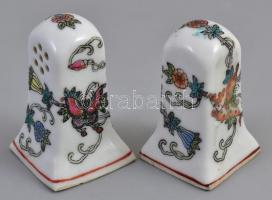 Kínai porcelán só- és borsszóró, zománcfestett pillangós mintával, XX. sz. eleje. Kézzel festett, jelzés nélkül, kis kopással, m: 5,5 cm