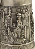 Óriás bajor ón korsó, gazdagon díszített, címerrel, fedelén oroszlánnal, jelzett, jó állapotban. m: ...