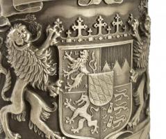 Óriás bajor ón korsó, gazdagon díszített, címerrel, fedelén oroszlánnal, jelzett, jó állapotban. m: ...