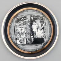 Hollóházi Szász Endre által tervezett dekorral díszített porcelán tányér. Matricás, jelzett, minimális kopással, d: 24,5 cm