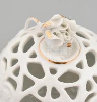 Hollóházi porcelán bonbonier, rózsával díszített, áttört fedéllel. Matricás/kézzel festett, jelzett,...