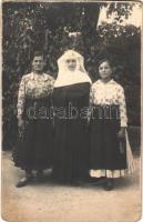 Ladies with nun. photo (vágott / cut)