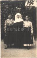 Ladies with nun. photo (vágott / cut)