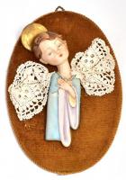 Festett mázas kerámia angyalka, csipke szárnyakkal, falra akasztható fa-bársony alapon, jelzés nélkül, egészen kis kopásnyomokkal, 24x17 cm