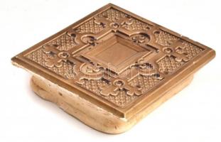 XX sz. első fele Régi kályhacsempe, festett mázas kerámia, lepattanásokkal, sérülésekkel, 19,5x21,5 ...