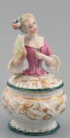 Legyezős hölggyel díszített porcelán ékszertartó dobozka. Kézzel festett, jelzett, kopásnyomokkal, m: 9,5 cm