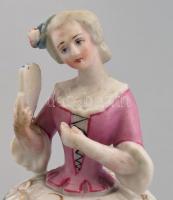 Legyezős hölggyel díszített porcelán ékszertartó dobozka. Kézzel festett, jelzett, kopásnyomokkal, m...