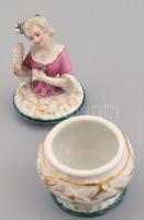 Legyezős hölggyel díszített porcelán ékszertartó dobozka. Kézzel festett, jelzett, kopásnyomokkal, m...