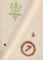 Hollóházi párnát tartó népviseletes lány, kézzel festett, jelzett, hibátlan, m: 27 cm