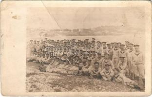 Az Osztrák-Magyar Haditengerészet matrózainak csoportképe a szárazföldön, köztük SMS Gamma matróz / K.u.K. Kriegsmarine Matrosen / WWI Austro-Hungarian Navy, group of mariners. photo (fa)