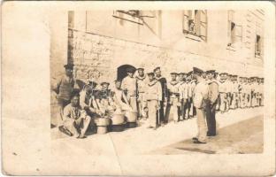 Az Osztrák-Magyar Haditengerészet matrózai sorban állnak ebédért / K.u.K. Kriegsmarine Matrosen / WWI Austro-Hungarian Navy, mariners waiting in line for lunch. photo (fa)