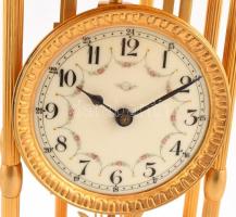 1931 Nagyméretű, aranyozott fém örökjáratos, torziós ingás asztali óra, porcelán számlappal, üvegbúr...