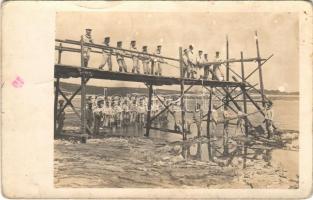 Az Osztrák-Magyar Haditengerészet matrózai stég építés közben / K.u.K. Kriegsmarine Matrosen / WWI Austro-Hungarian Navy, mariners building a pier. photo (kopott sarkak / worn corners)