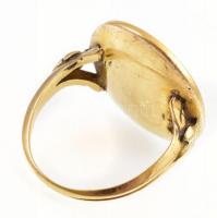 A Fronius család címerét ábrázoló pecsétgyűrű. 14K arany, vésett kővel. m: 57, br 8,8 g, 24x18 mm