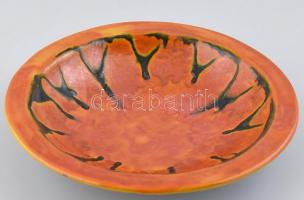 Narancsszín kínáló tál. Jelzett iparművész mázas kerámia. d: 25 cm
