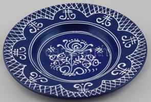 Király G. jelzéssel: Kék-fehér kerámia tál. Kézzel festett, jelzett, hibátlan. d: 26 cm