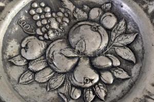 Osztrák szecessziós stílusú, gyümölcsös ón tál, XIX. sz. közepe. Jelzett, kopásnyomokkal, 31x23 cm