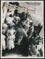 cca 1933 Kinszki Imre (1901-1945) budapesti fotóművész hagyatékából jelzés nélküli vintage fotó (egy hajó fedélzetén), 8,5x6,2 cm
