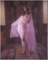 cca 1980 Fátyoltánc lágyító előtéttel, szolidan erotikus felvétel, 1 db vintage DIAPOZITÍV, 7x6 cm