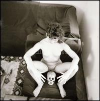 cca 1991 Több fotómodell közreműködésével, különféle helyszíneken készült 13 db vintage NEGATÍV, Menesdorfer Lajos (1941-2005) budapesti fotóművész hagyatékából, 6x4 cm és 6x6 cm