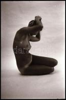 Szolidan erotikus felvételek tétele, 21 db vintage NEGATÍV, amelyek különféle helyszíneken és eltérő...